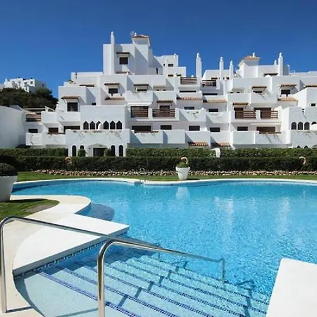 36 With Large Garden, Pool And Padel Court In Golf Hills Estepona