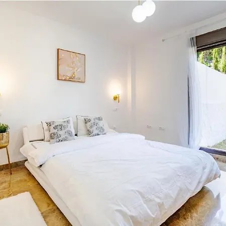 36 With Large Garden, Pool And Padel Court In Golf Hills Apartment Estepona
