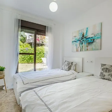 36 With Large Garden, Pool And Padel Court In Golf Hills *