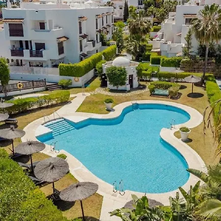 36 With Large Garden, Pool And Padel Court In Golf Hills *
