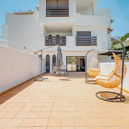 36 With Large Garden, Pool And Padel Court In Golf Hills Apartamento Estepona